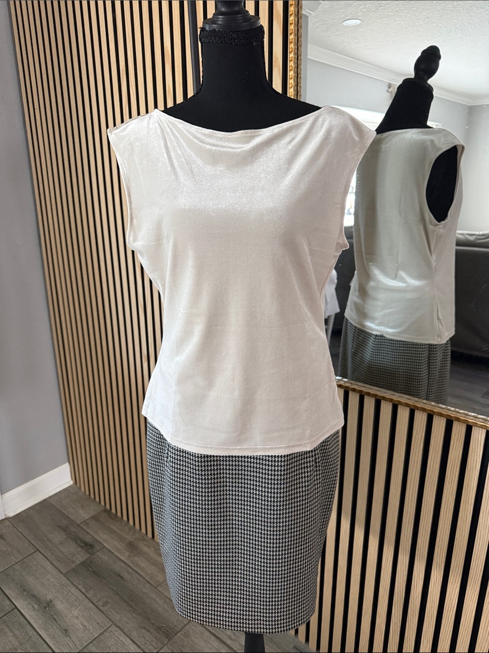 Banana Republic Cream Sleeveless Draped Neck Camisole